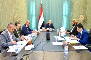 مجلس القيادة الرئاسي يناقش مع رئيس الوزراء الوضع الاقتصادي والاداء الحكومي باليمن