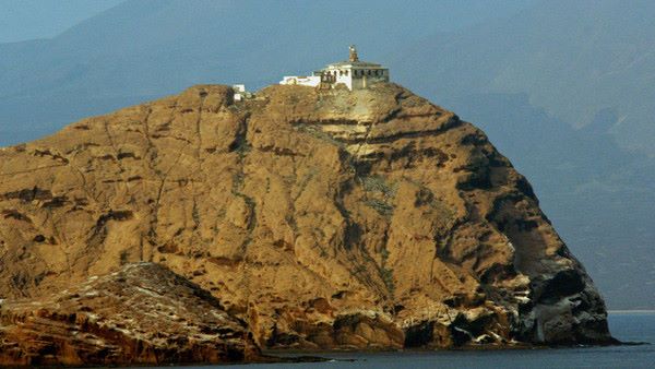الجزيرة والعربية:التحالف يعلن سيطرته على جزيرة يمنية قرب باب المندب