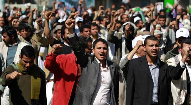 يمنيون يتظاهرون بصنعاء مطالبين الرئيس هادي يتشكيل مجلس عسكري