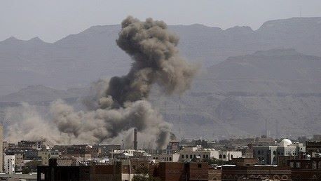 قصف معسكرًا للحوثيين جنوبي اليمن وتصاعد ألسنة اللهب من المكان