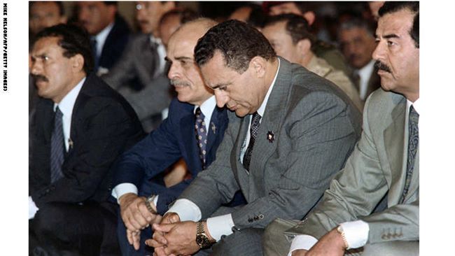 صورة لصالح يصلي مع مبارك وصدام حسين والملك حسين بمصر(شاهد)