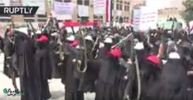 شاهد بالفيديو.. فتيات يمنيات في عرض عسكري أمام مدرسة بصنعاء