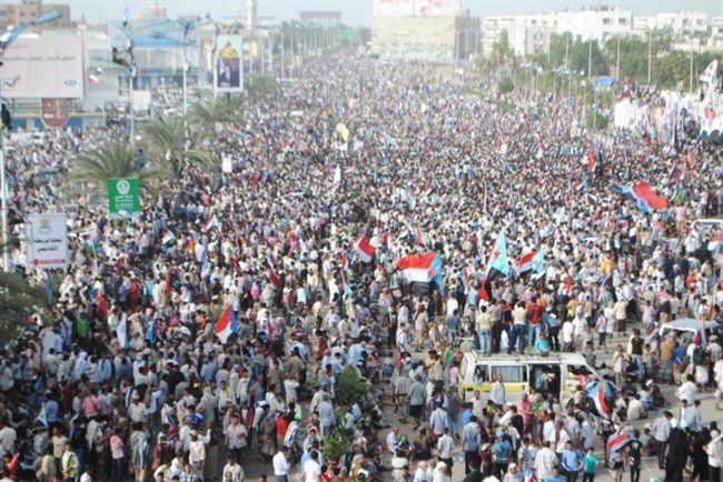 وكالة دولية:الآلاف من"الحراك الجنوبي"يتظاهرون بعدن للمطالبة بالاستقلال