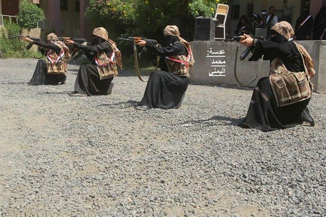 صور لمجندات المقاومة اليمنية يحملنا اسلحتهن استعدادا لحسم معركة تعز