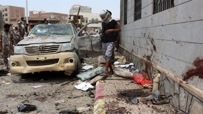 إصابة مسؤول أمنى يمني ومقتل أحد مرافقيه واصابة 5 اخرين بمفخخة