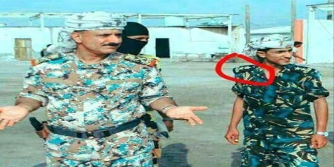 قائد أمني يمني رفيع  يثير الجدل بظهوره مع أحد أطفاله مرتديا بزة ضابط عسكري
