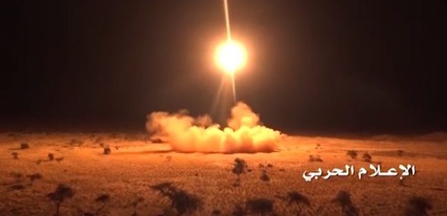 الحوثيون يعلنون استهداف قاعدة عسكرية جنوبية بصاروخ باليستي وضحايا مدنيين 