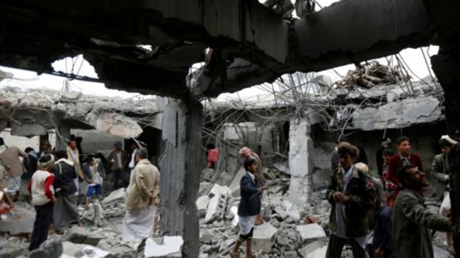 الغارديان البريطانية: أكثر من ثلث الغارات السعودية على اليمن أصابت مدنيين