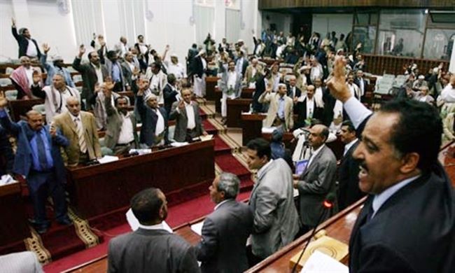البرلمان اليمني يطالب الحكومة بوضع حد للانفلات وبسط نفوذها على البلاد