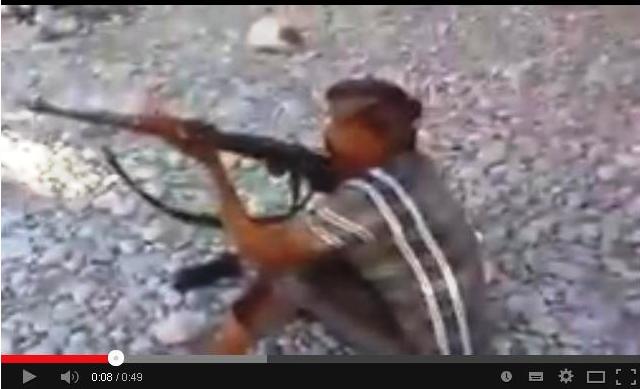 فيديو..ناشطون مصريون يتداولون مقطع فيديو لقناص يمني يُصيب سيجارة بفم صديقه!