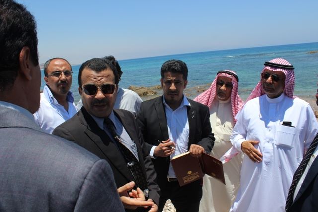 صور لمسؤول سعودي برفقة بقشان بموقع ميناء تعتزم السعودية انشاءه بحضرموت