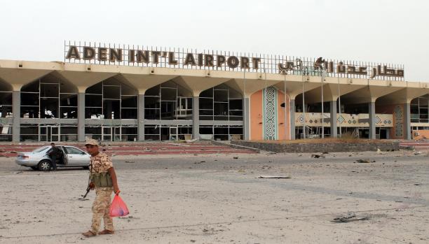 مطار عدن يستقبل أول طائرة مدنية بعد تشغيل إنارة مدرج المطار