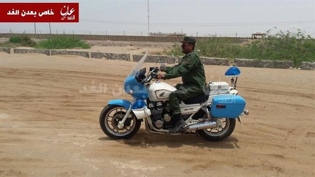 شلال يدور بدراجة نارية حول مقر قيادة قوات التحالف العربي بعدن(صورة)