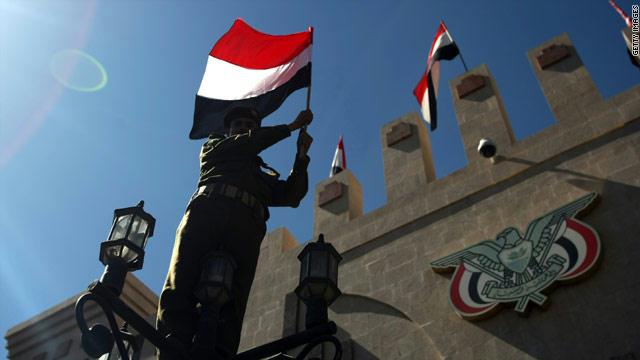 رويترز:الحوثيون منعوا موظفة من حضور عملها بالدفاع لعدم وجود"محرم"