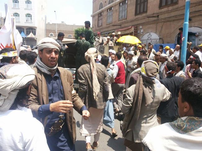 صحيفة خليجية تؤكد نشر الجيش اليمني قوات إضافية لمنع تقدم الحوثيين إلى باب المندب