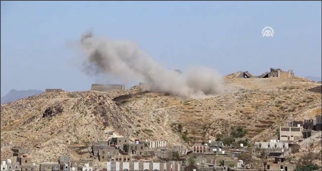 وكالة:عشرات القتلى بمعارك "طاحنة" داخل معسكر يمني بتعز(فيديو)
