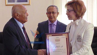صورة لتكريم رئيس الوزراء اليمني لأصغر عالمة بالعالم ورئيسه جمعية الذكاء النادر