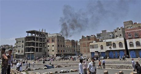 رويترز تكشف عدد قتلى وجرحى هجوم انتحاري على معسكر جنوب اليمن