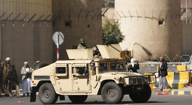 الحوثيون يحاصرون قيادة القوات الجوية بصنعاء ويمنعون قائدها من دخول مكتبه