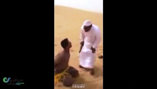 شبكة خليجية تبث فيديو لسعوديين يعذبون شابا يمنيا مقيدا وتحت تهديد السلاح