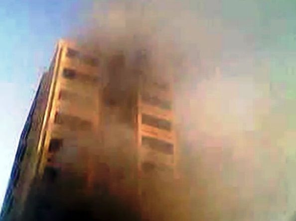 بالفيديو..حريق يلتهم دورين من بناية بأمانة العاصمة اليمنية صنعاء