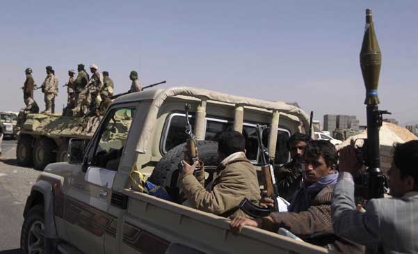 الحوثيون يتقدمون نحو عدن بعد وصول آلياتهم لتعز بمساعدة أنصار صالح