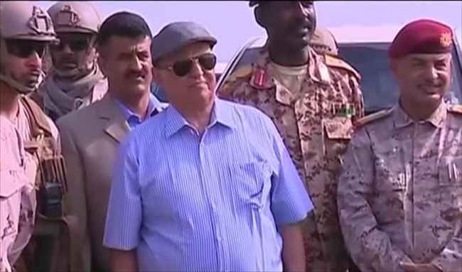 الجزيرة:الرئيس اليمني يلتقى قيادات عسكرية للوقوف على الجاهزية القتالية
