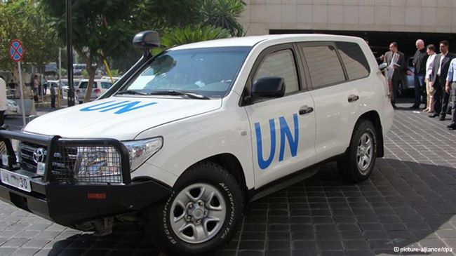 غاضبون يرشقون سيارة للامم المتحدة بالحجارة قرب منزل الرئيس اليمني بصنعاء