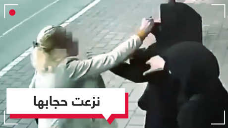 تركية تهاجم سيدتين محجبتين وتقدحهما بألفاظ بذيئة بشكل مفاجئ(فيديو)