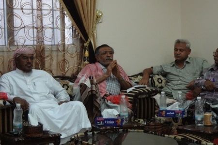 مسؤول يمني يلتقي قيادات بالحراك ويكشف عن أموال رئاسية قدمت للجرحى(أسماء وصور)