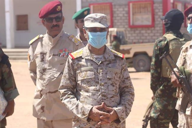 محافظ حضرموت يقوم بزيارات عيدية ميدانية لعدد من الوحدات العسكرية بالمكلا(صور) 