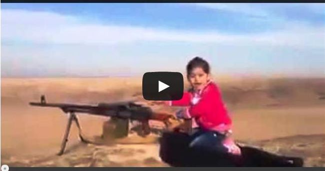 فيديو لطفلة يمنية تطلق النار من رشاش ثقيل استعداداً لمواجهة الحوثي
