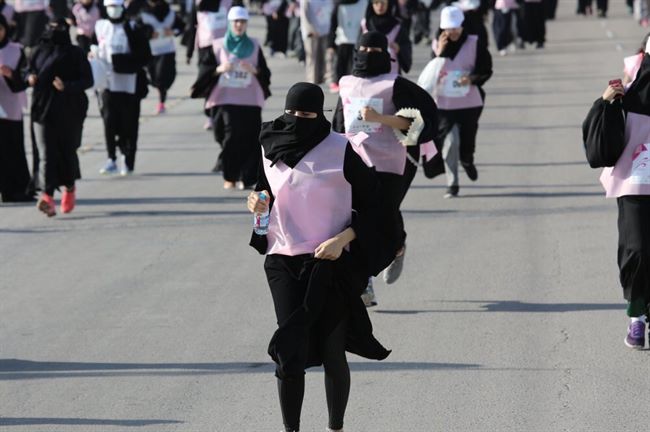 وكالة تفيد بمشاركة فتيات سعوديات وأجنبيات بحدث نادر بالسعودية(صور)