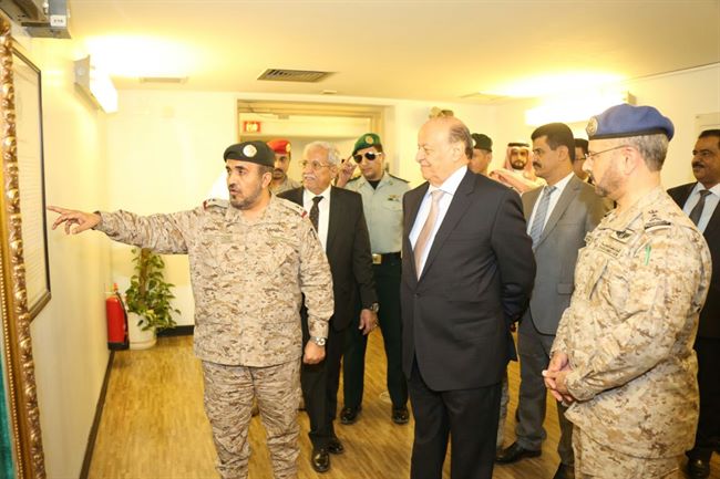 بالصورة..الرئيس اليمني في زيارة لمركز عمليات الدفاع السعودي وأبرز ماقاله!