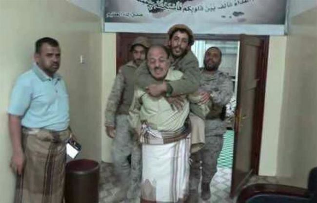 صوروفيديو لنائب الرئيس اليمني يحمل جنديا معاقا على ظهره(تفاصيل القصة)
