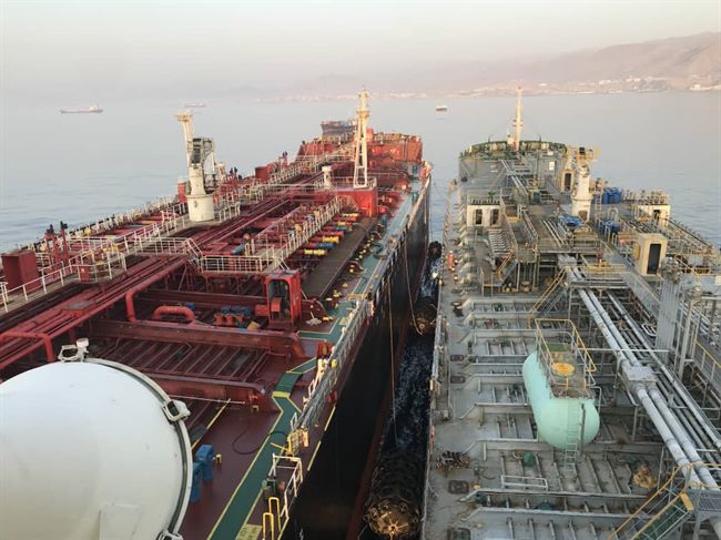 إجراء عملية المسافنة لبواخر البترول خارج ميناء المكلا