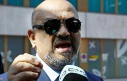 صحيفة تكشف تفاصيل جديدة عماوراء إستقالة وزير الخارجية اليمني 
