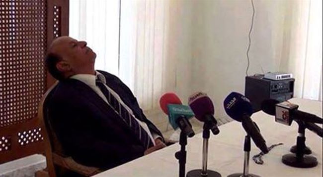 صورة غريبة للرئيس اليمني تعكس حزنه وهمومه الثقيلة على كرسي الرئاسة