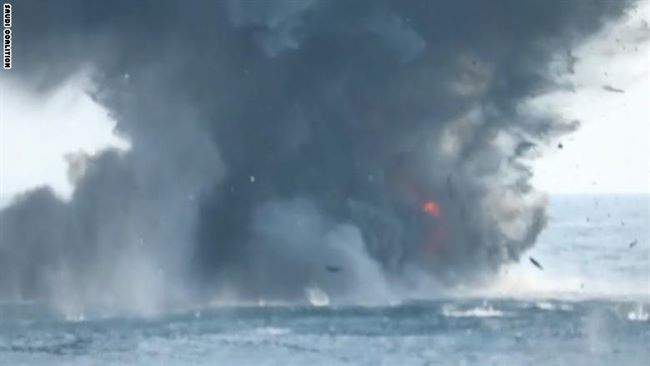 CNN تبث فيديو للحظة تفجير قارب حوثي مفخخ بمياه البحر الأحمر(شاهد)
