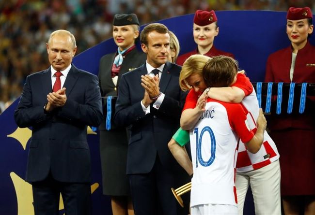 رويترز:هكذا أسرت رئيسة كرواتيا قلوب المعجبين في نهائي كأس العالم