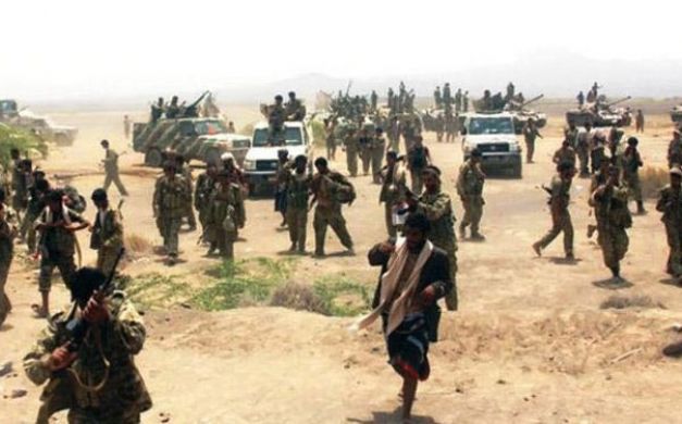 مسلحون حوثيون يحاصرون معسكراً للجيش اليمني بغربي البلاد