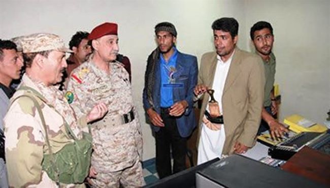 وزير الدفاع يزور التلفزيون ويتعهد بالتصدي بحزم للعابثين بأمن اليمن(صورة)