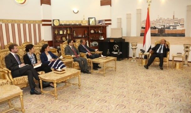 الرئيس اليمني يعقد لقاءاً مغلقاً مع المبعوث الأممي قبل اعلانه قرارات حاسمة
