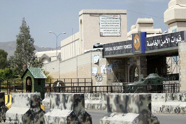 قائد القوات اليمنية الخاصة يغادر مقره عقب اشتباكات مسلحة داخل المعسكر