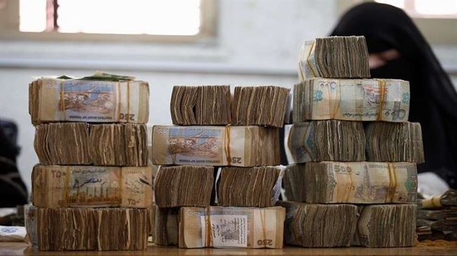 الريال اليمني يلفظ أنفاسه المصرفية بعد بلوغ سعر صرف الدولار 500ريال