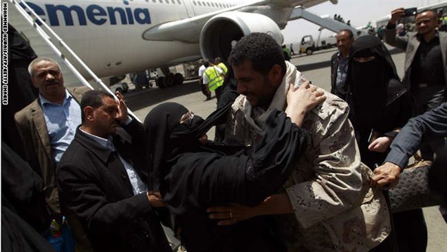 CNN تنشر  صور انسانية مؤثرة للحظة وصول العالقين اليمنيين(شاهد)