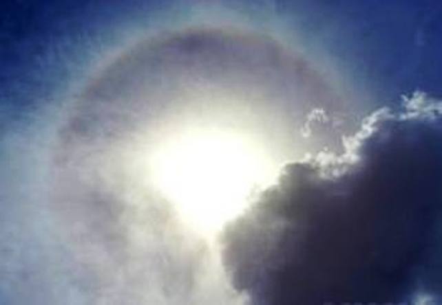 شاهد بالفيديو والصور .. هالة شمسية نادرة في سماء اليمن    