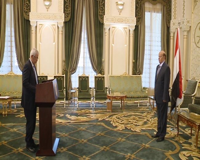 صور لأول سفير يمني يؤدي اليمين الدستورية أمام الرئيس هادي بالرياض