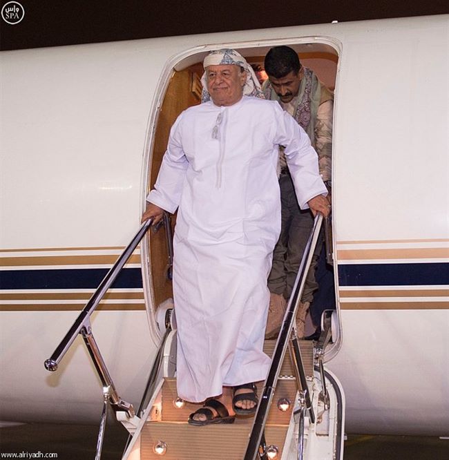 الرئيس اليمني يصل السعودية بطائرة ولباس عماني دون بروتوكولات(فيديو صور)