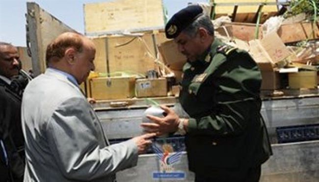 صورة لإطلاع الرئيس اليمني ووزير داخليته على معدات مهربة لصناعة المدافع 